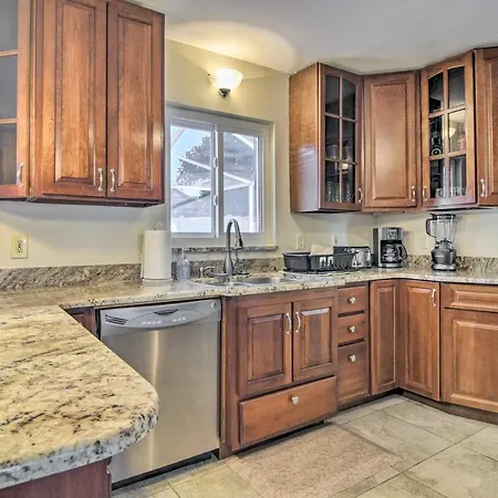 Sunny Seminole Gem With Screened Lanai And Pool!